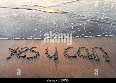 Ja, Sie können Text geschrieben am Sandstrand Stockfoto