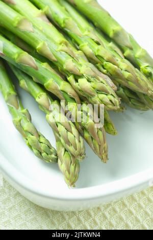 Weiße Schale mit rohen Spargelspeeren Asparagus officinalis Stockfoto