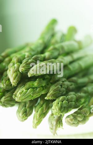 Nahaufnahme eines Bündels roher Spargel Asparagus officinalis Stockfoto