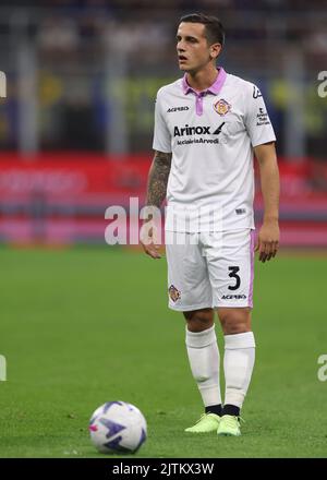 Mailand, Italien, 30.. August 2022. Emanuele Valeri aus dem US-Cremonesen steht während des Spiels der Serie A bei Giuseppe Meazza in Mailand über einem toten Ball. Bildnachweis sollte lauten: Jonathan Moscrop / Sportimage Stockfoto