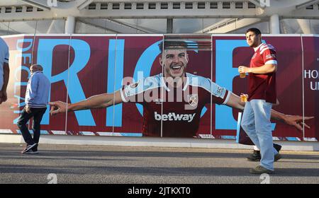 London, England, 31.. August 2022. Ein Fan kommt vor dem Premier League-Spiel im Londoner Stadion an einem Posten von Declan Rcy von West Ham United vorbei. Bildnachweis sollte lauten: Paul Terry / Sportimage Stockfoto