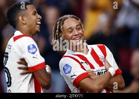 Enschede, Niederlande. 31. August 2022, EINDHOVEN - (lr) Savio Moreira de Oliveira vom PSV Eindhoven, Xavi Simons vom PSV Eindhoven feiern die 6-1 während des niederländischen Eredivisie-Spiels zwischen PSV Eindhoven und FC Volendam am 31. August 2022 im Phillips-Stadion in Eindhoven, Niederlande. ANP MAURICE VAN STEEN Stockfoto