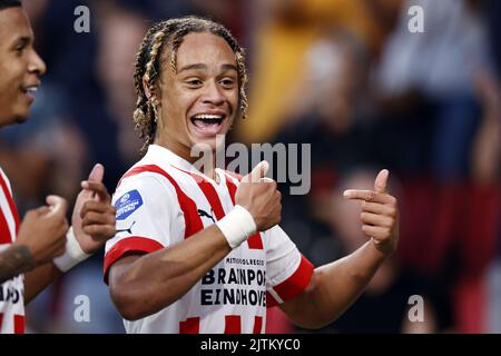 Enschede, Niederlande. 31. August 2022, EINDHOVEN - (lr) Savio Moreira de Oliveira vom PSV Eindhoven, Xavi Simons vom PSV Eindhoven feiern die 6-1 während des niederländischen Eredivisie-Spiels zwischen PSV Eindhoven und FC Volendam am 31. August 2022 im Phillips-Stadion in Eindhoven, Niederlande. ANP MAURICE VAN STEEN Stockfoto