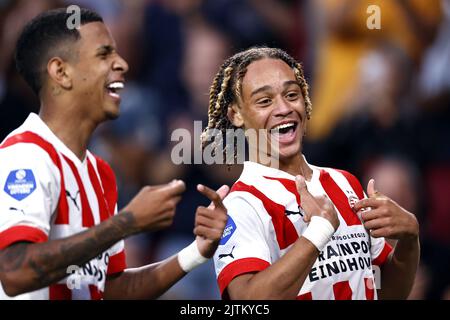 Enschede, Niederlande. 31. August 2022, EINDHOVEN - (lr) Savio Moreira de Oliveira vom PSV Eindhoven, Xavi Simons vom PSV Eindhoven feiern die 6-1 während des niederländischen Eredivisie-Spiels zwischen PSV Eindhoven und FC Volendam am 31. August 2022 im Phillips-Stadion in Eindhoven, Niederlande. ANP MAURICE VAN STEEN Stockfoto