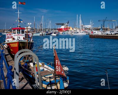 Falmouth Marina in Falmouth Harbour Cornwall Großbritannien. Kleine Boote liegen in der Marina in der Nähe des Stadtzentrums von Falmouth. Stockfoto