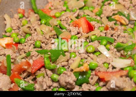 Hackfleisch, Erbsen, grüne Paprika und Tomaten in Brasilien in einer Pfanne gehackt. Stockfoto