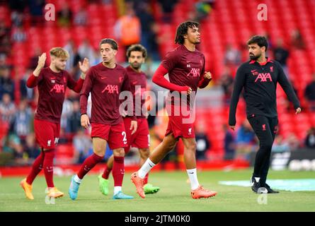 Liverpools Trent Alexander-Arnold wärmt sich vor dem Premier League-Spiel in Anfield, Liverpool, auf dem Spielfeld auf. Bilddatum: Mittwoch, 31. August 2022. Stockfoto