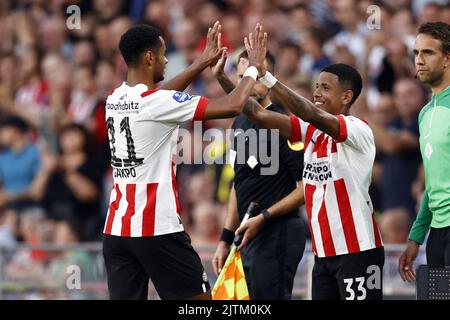 Enschede, Niederlande. 31. August 2022, EINDHOVEN - (lr) Cody Gakpo vom PSV Eindhoven, Savio Moreira de Oliveira vom PSV Eindhoven während des niederländischen Eredivisie-Spiels zwischen PSV Eindhoven und FC Volendam am 31. August 2022 im Phillips Stadium in Eindhoven, Niederlande. ANP MAURICE VAN STEEN Stockfoto