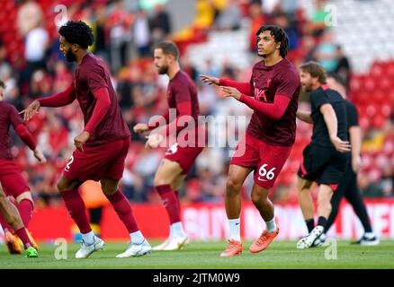 Liverpools Trent Alexander-Arnold wärmt sich vor dem Premier League-Spiel in Anfield, Liverpool, auf dem Spielfeld auf. Bilddatum: Mittwoch, 31. August 2022. Stockfoto