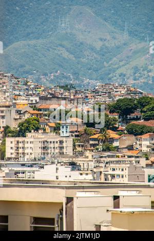 Häuser in der Nachbarschaft von santa teresa im Vordergrund mit den Häusern des Hügels von mineira im Hintergrund Rio de Janeiro. Stockfoto