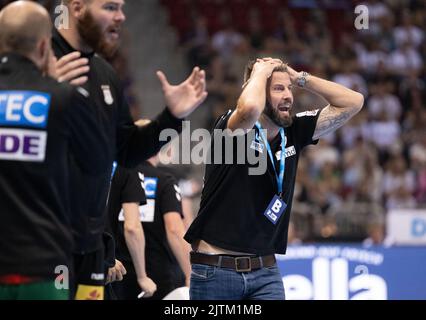 Düsseldorf, Deutschland. 31. August 2022. Handball: DHB Supercup, SC Magdeburg - THW Kiel. Magdeburgs Trainer Bennett Wiegert hält sich den Kopf fest. Quelle: Bernd Thissen/dpa/Alamy Live News Stockfoto