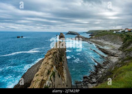 Erodierte Kalksteinstapel und Abriebplattform in La Arnia, Costa Quebrada, Kantabrien, Spanien Stockfoto