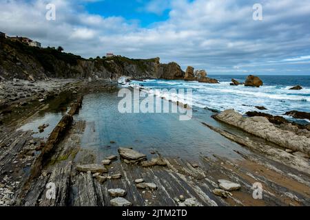 Wellenabriebplattform am Strand von La Arnia, Liencres, Costa Quebrada, Broken Coast, Kantabrien, Spanien Stockfoto