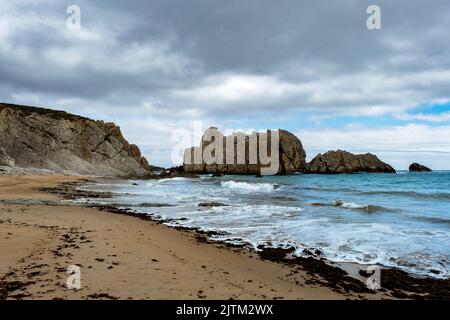 Meeresstapel am Strand von Arnia, an der Costa Quebrada, an der Broken Coast, am kantabrischen Meer, in Kantabrien, Spanien Stockfoto