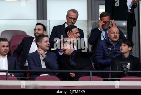 Der Komiker Michael McIntyre auf den Tribünen während des Spiels der Premier League im Londoner Stadion. Bilddatum: Mittwoch, 31. August 2022. Stockfoto