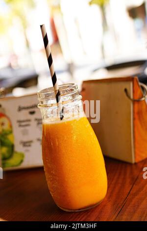 Tropische Mango smoothie Stockfoto