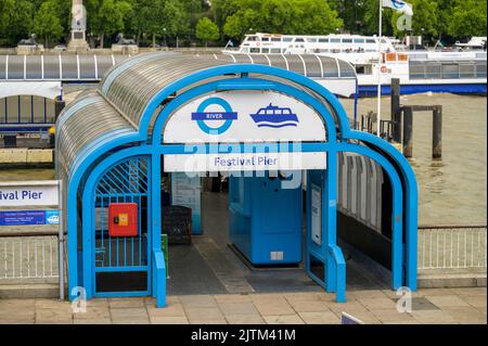 LONDON - 20. Mai 2022: Eintritt zum Festival Pier am South Bank. Themse im Hintergrund Stockfoto