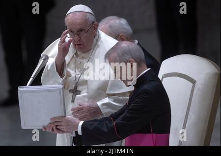 Vatikanstadt, Vatikan, 31. August 2022. Papst Franziskus segnet am Ende der wöchentlichen Generalaudienz in der Aula Paul VI. Quelle: Maria Grazia Picciarella/Alamy Live News Stockfoto