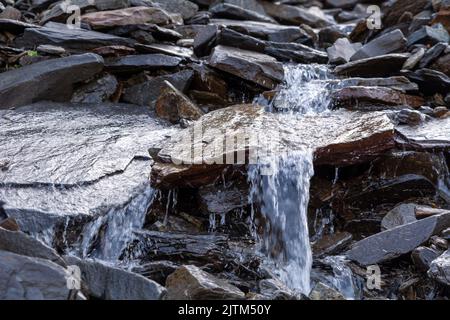 Kristallklarer Alpenbach mit Süßwasser in den österreichischen Alpen Stockfoto