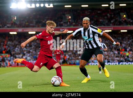 Harvey Elliott aus Liverpool (links) und Joelinton aus Newcastle United kämpfen während des Spiels der Premier League in Anfield, Liverpool, um den Ball. Bilddatum: Mittwoch, 31. August 2022. Stockfoto