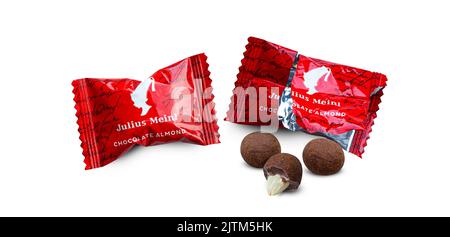 CHISINAU, MOLDAWIEN - 24. Juli 2022: Mandeln in Schokolade mit Zimt Julius Meinl. Julius Meinl Austria GmbH Hersteller von Kaffee und Schokolade. Isolat Stockfoto