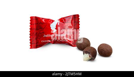 CHISINAU, MOLDAWIEN - 24. Juli 2022: Mandeln in Schokolade mit Zimt Julius Meinl. Julius Meinl Austria GmbH Hersteller von Kaffee und Schokolade. Isolat Stockfoto