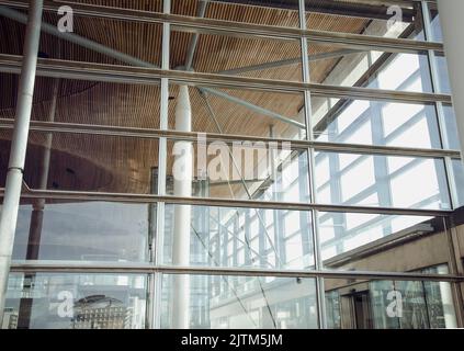 Glaswand am Eingang zum Senedd in Cardiff Bay Wales, 14.. August 2022 Stockfoto