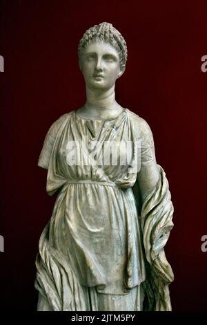 Weibliche Grabstatue aus Marmor, gefunden auf Delos, Kykladen Kopie aus dem 2.. jahrhundert V. Chr. eines Originals aus der Zeit um 300 v. Chr. Nationales Archäologisches Museum in Athen. Stockfoto