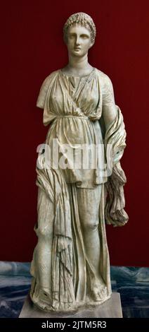 Weibliche Grabstatue aus Marmor, gefunden auf Delos, Kykladen Kopie aus dem 2.. jahrhundert V. Chr. eines Originals aus der Zeit um 300 v. Chr. Nationales Archäologisches Museum in Athen. Stockfoto