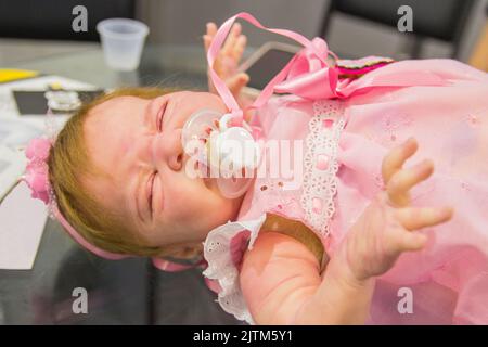 Baby wiedergeboren Puppe auf einem Tisch in rio de janeiro Brasilien. Stockfoto