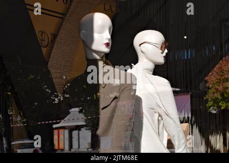 Zwei weibliche Schaufensterpuppen in einem Schaufenster Stockfoto