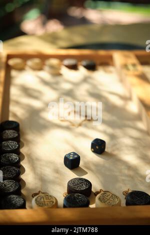 Ein offenes Brett zum Spielen von Backgammon Stockfoto