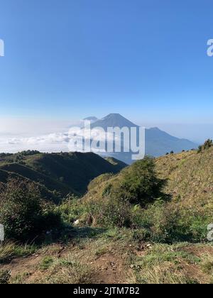 Eine vertikale Ansicht des Prau-Berges mit dem Sindoro und dem Sanitär-Berg im Hintergrund, Indonesien Stockfoto