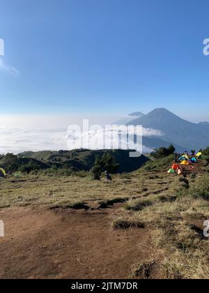 Eine vertikale Ansicht des Prau-Berges mit dem Sindoro und dem Sanitär-Berg im Hintergrund, Indonesien Stockfoto