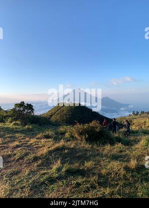 Eine vertikale Ansicht des Prau-Berges mit dem Sindoro und dem Sanitär-Berg im Hintergrund, Indonesien Stockfoto