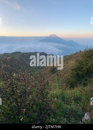 Eine vertikale Ansicht des Prau-Berges mit dem Sindoro und dem Sanitär-Berg im Hintergrund, Indonesien Stockfoto