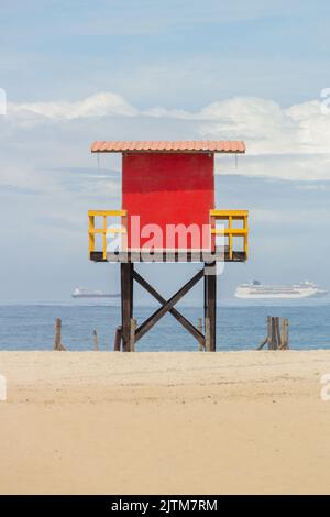 Roter Rettungsschwimmer am strand copacabana mit dem Meer im Hintergrund und dem blauen Himmel in rio de janeiro Brasilien. Stockfoto