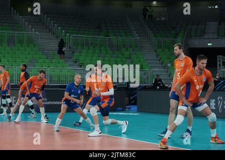 LJUBLJANA, SLOWENIEN - 31. AUGUST: Niederländische Mannschaft während der Volleyball-Weltmeisterschaft der Männer in der FIVB - Pool F - Vorbereitungsphase des Spiels zwischen den Niederlanden und dem Iran in der Arena Stozice am 31. August 2022 in Ljubljana, Slowenien (Foto: Borut Zivulovic/BSR Agency) Stockfoto