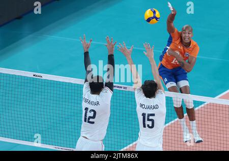 LJUBLJANA, SLOWENIEN - 31. AUGUST: Amirhossein Esfandiar und Aliasghar Mojarad aus dem Iran im Einsatz während der Volleyball-Weltmeisterschaft der Männer des FIVB - Pool F - Vorbereitungsphase-Spiel zwischen den Niederlanden und dem Iran in der Arena Stozice am 31. August 2022 in Ljubljana, Slowenien (Foto: Borut Zivulovic/BSR Agency) Stockfoto