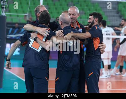 LJUBLJANA, SLOWENIEN - 31. AUGUST: Die Spieler der Niederlande feiern während der Volleyball-Weltmeisterschaft der Männer - Pool F - Vorbereitungsphase-Spiel zwischen den Niederlanden und dem Iran in der Arena Stozice am 31. August 2022 in Ljubljana, Slowenien (Foto: Borut Zivulovic/BSR Agency) Stockfoto