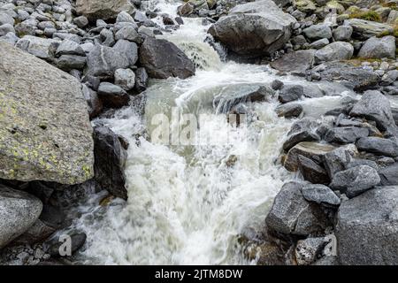 Kristallklarer Alpenbach mit Süßwasser in den österreichischen Alpen Stockfoto