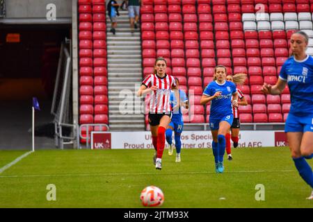 Sunderland Women Forward Emily Scarr (8) schließt den Ball gegen Birmingham City Women. Stockfoto