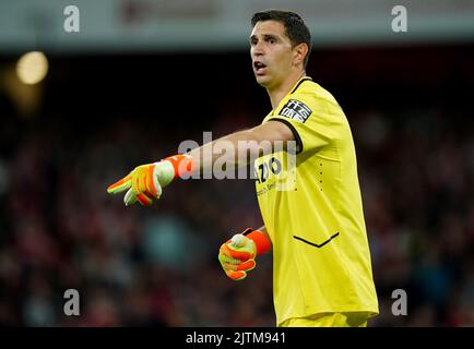 Aston Villa Torhüter Emiliano Martinez zeigt sich während des Spiels der Premier League im Emirates Stadium, London. Bilddatum: Mittwoch, 31. August 2022. Stockfoto