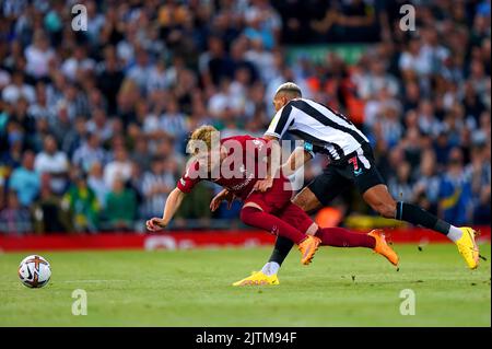 Harvey Elliott aus Liverpool (links) und Joelinton aus Newcastle United kämpfen während des Spiels der Premier League in Anfield, Liverpool, um den Ball. Bilddatum: Mittwoch, 31. August 2022. Stockfoto