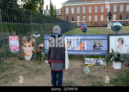 Kensington Palace, London, Großbritannien. 31. August 2022. Königliche Superfans und Unterstützer vor dem Kensington Palace zum 25.. Todestag von Prinzessin Diana. Kredit: Matthew Chattle/Alamy Live Nachrichten Stockfoto