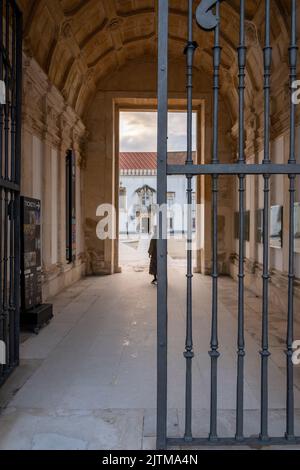 Tor halb geöffnet im Eingang der Campus-Universität von Coimbra. Stadt Coimbra in Portugal. Stockfoto