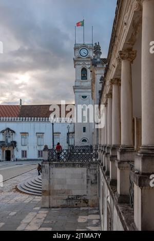 Ikonische Ansicht des Uhrturms auf dem Campus der Universität von Coimbra. Coimbra Stadt in Portugal. Stockfoto