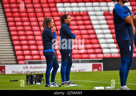 Die Cheftrainerin der Sunderland-Frauen, Frau Melie Reay (Mitte), und die Assistenzcoach Steph Libbey, beobachten während des Spiels ihrer Seite gegen die Frauen in Birmingham City. Stockfoto