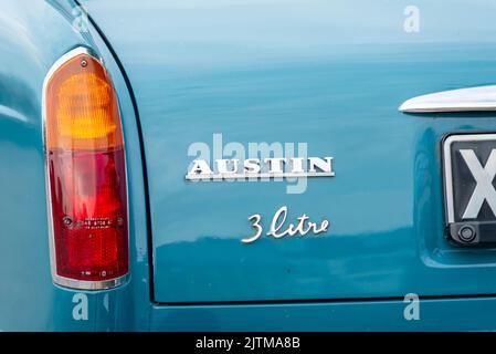 Die klassische Austin 3 Liter Limousine wird auf der Marine Parade, Southend on Sea, Essex, Großbritannien, gezeigt. 1971 gebaute blaue automatische Version. Marke und Leuchten Stockfoto