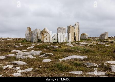 Deirbhile's Twist. Moderne stehende Steinformation des Bildhauers und bildenden Künstlers Michael Bulfin. Mullet Peninsula, County Mayo, Irland. August 2022. Stockfoto